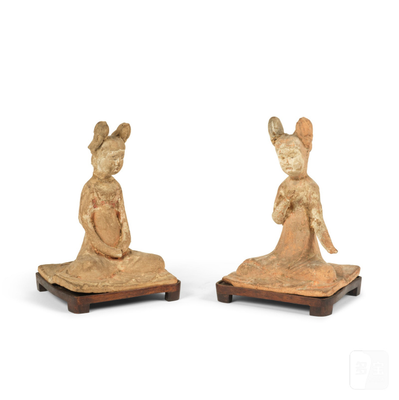 唐 陶仕女俑兩件 | DEUX STATUETTES DE DAMES DE COUR EN TERRE CUITE